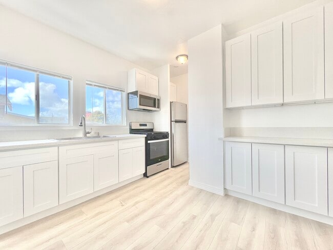 Photo - 707 W 48th St