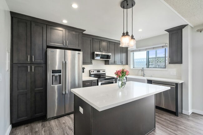 Building Photo - 3205 Merrill Dr Unit 17