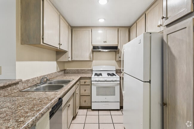 2BR, 2BA - 1,100SF - Kitchen - 4230 S Centinela Ave Unit 102