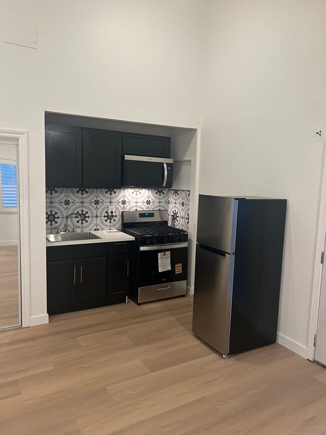 Building Photo - 13185 Don Julian Rd Unit #3 Studio