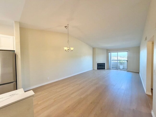 Building Photo - Experience the Best of University and Norm... Unit 316