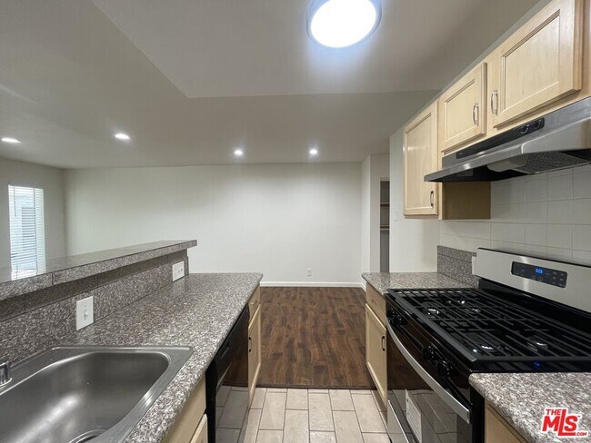 Photo - 1531 N Detroit St Unit 103