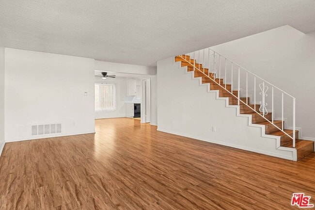 Building Photo - 15540 Moorpark St Unit 17