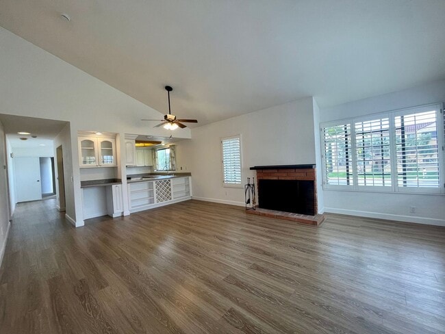 Building Photo - Large 2 bedroom condo in well desired La Jolla area