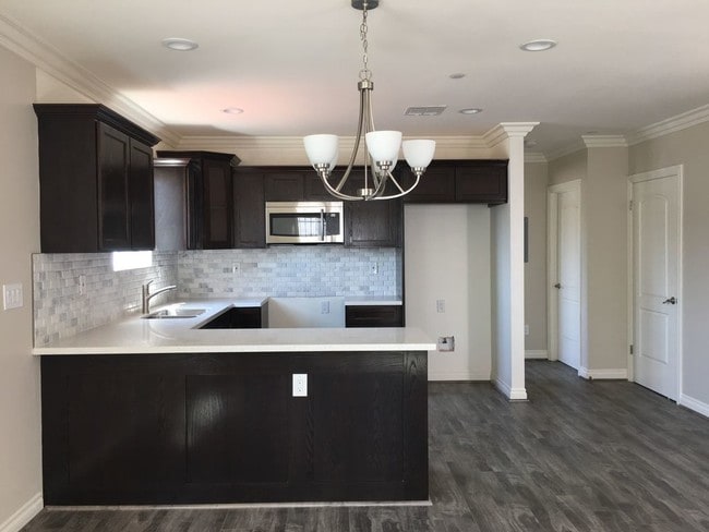 Photo - 10420 S Figueroa St