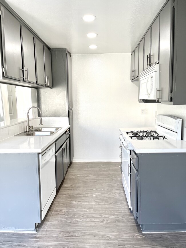 Building Photo - 14755 Victory Blvd Unit 201