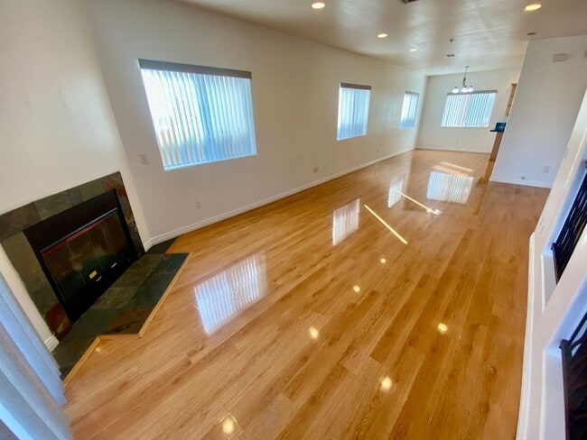 Photo - Spacious 4 Bed, 3 Bath Townhouse in Torran...