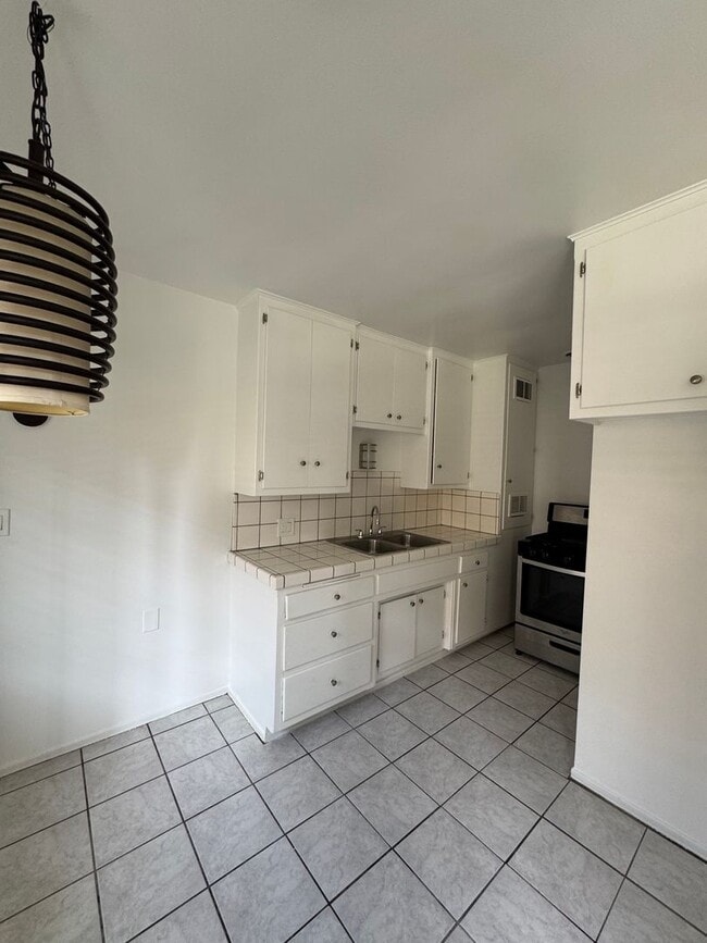Updated 1-Bedroom in Gardena With Parking ... - Updated 1-Bedroom in Gardena With Parking ... Apartment Unit C
