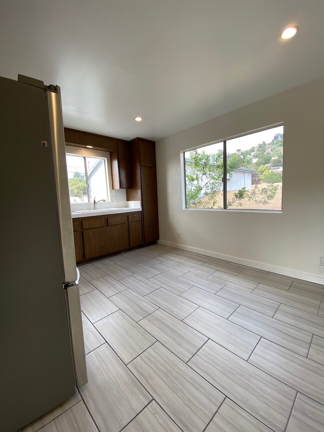 Building Photo - 3019 Chaucer St Unit 3019