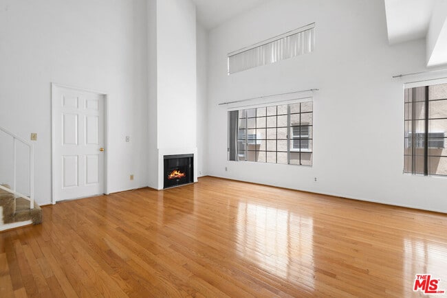 Photo - 607 N Rossmore Ave