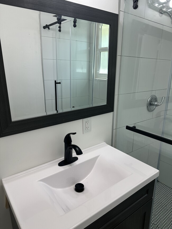 Building Photo - 733 N Madison Ave