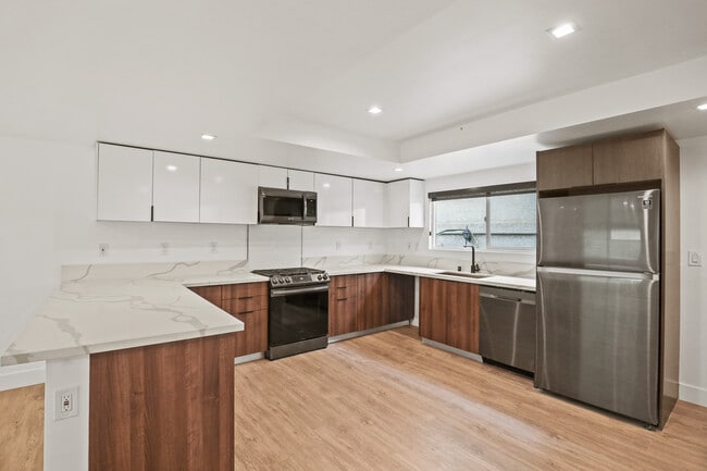 Building Photo - 701 N. Hill Pl. Rental