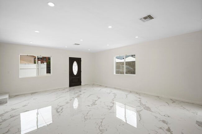 Photo - 532 W Harvard St