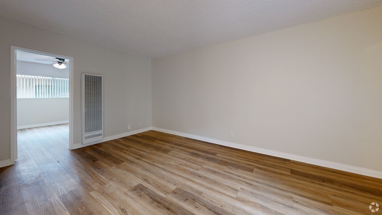 3D Tour - 830-842 Elm Ave Apartments
