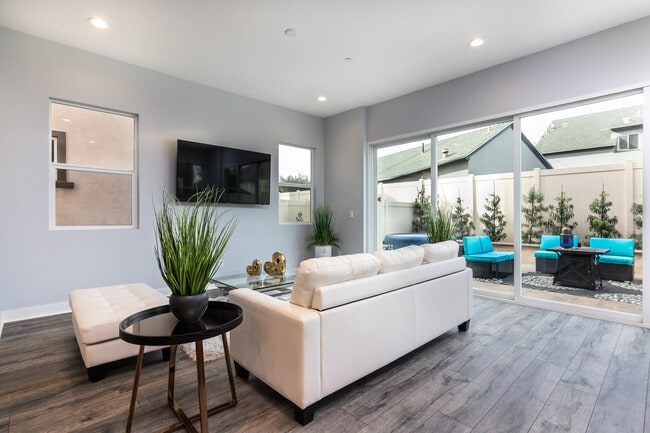 Photo - 577 Daniel Freeman Cir