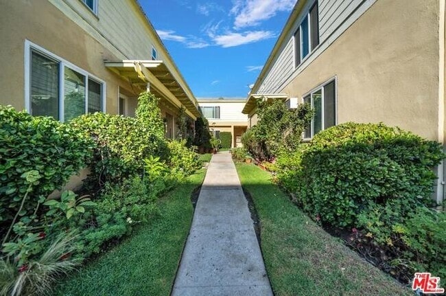 Building Photo - 5804 San Vicente Blvd Rental