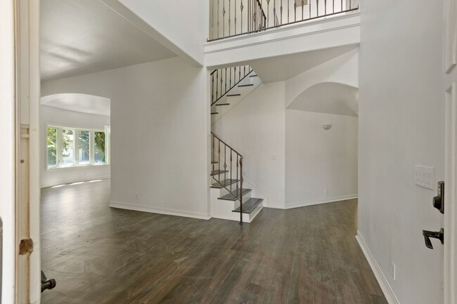 Building Photo - Elegant 5-Bedroom Estate with Pool in Prime Woodland Hills