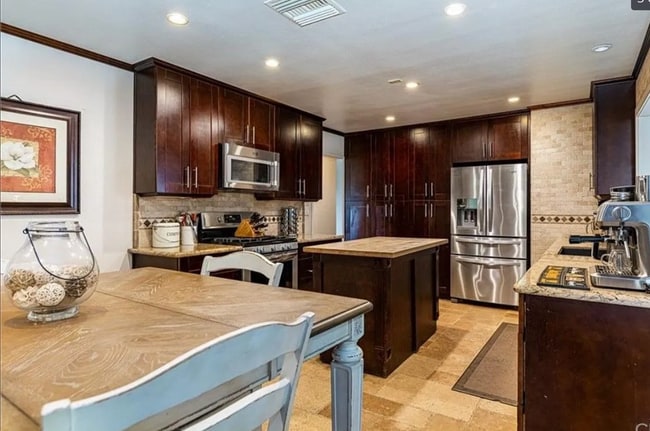 Photo - 283 N Highland St