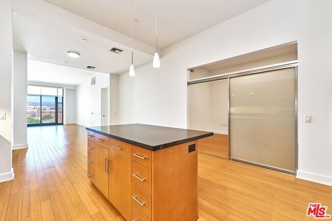 Building Photo - 3223 W 6th St Unit 405