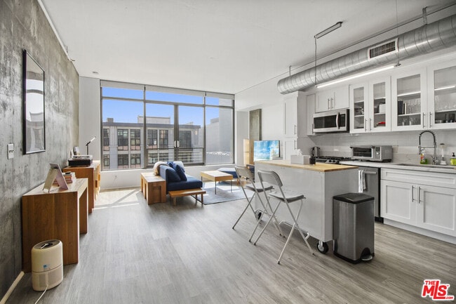 Building Photo - 1111 S Grand Ave Unit 813