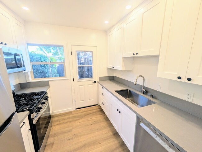 Building Photo - 10999 Culver Blvd Unit 10999