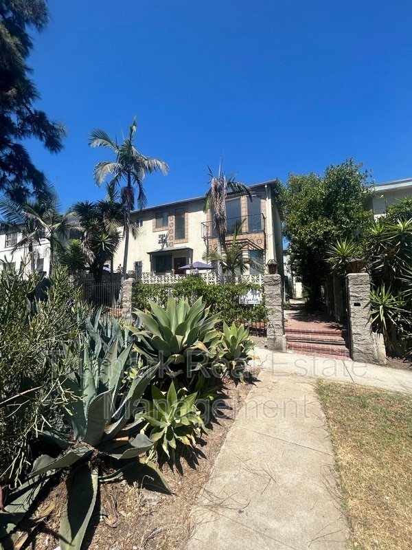Building Photo - 3731 Los Feliz Blvd Unit 1/4