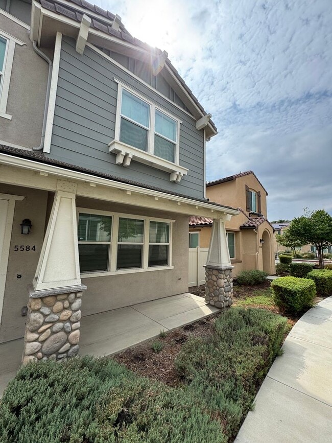 Photo - Modern 4-Bed, 2.5-Bath Detached Townhouse ...