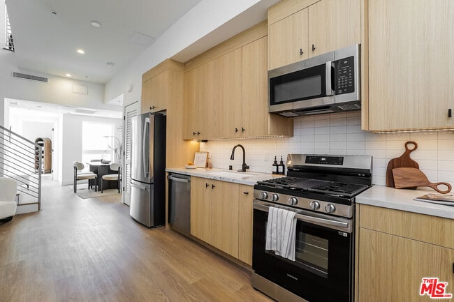 Building Photo - 611 N Virgil Ave Unit 505