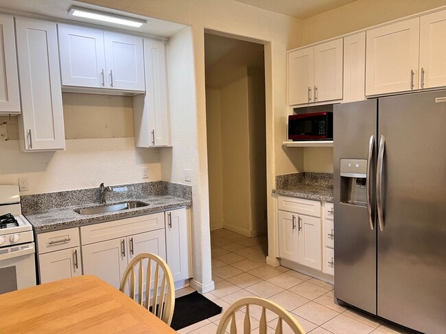 Photo - 1827 Gardenia Ave Unit B-4