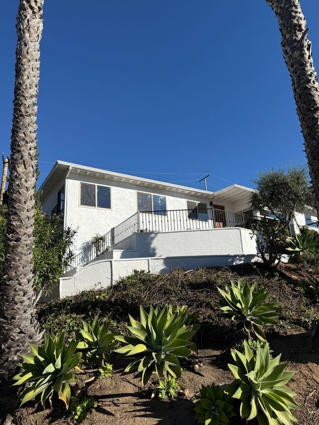 Building Photo - Ventura Hillside Beauty with 3 bedrooms, a...