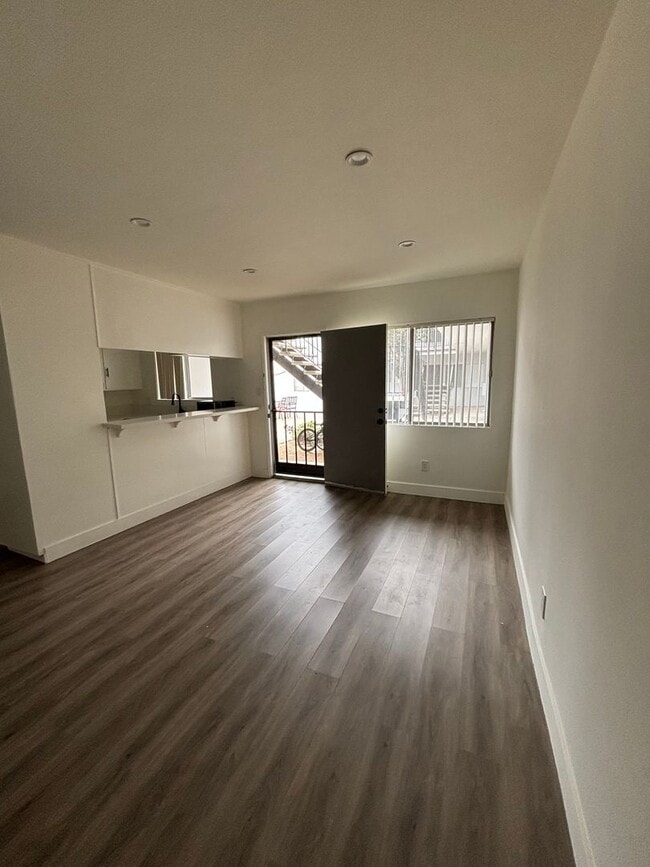Upgraded 1 Bedroom In Torrance with Reserv... - Upgraded 1 Bedroom In Torrance with Reserv... Apartment Unit C