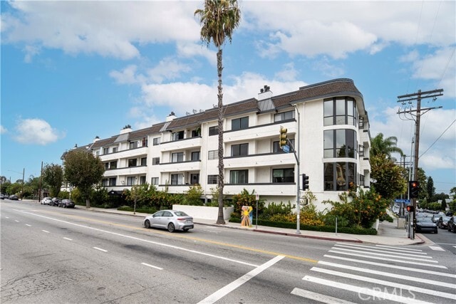 Building Photo - 14115 Moorpark St