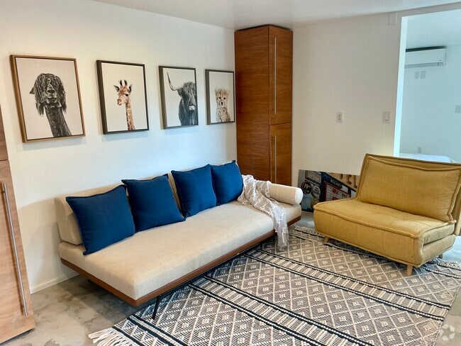 Living Room Space - 3949 Cumberland Ave Rental