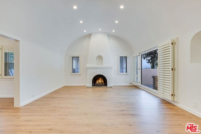 Photo - 344 S Swall Dr