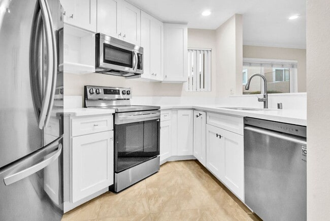 Building Photo - Beautiful one bedroom/one bath in the Verano community at UTC! Close to so much! Unit 2009