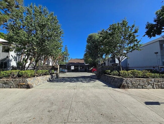 Photo - "Charming 2-Bed, 2-Bath Gem in Tarzana - Cozy 830 Sq Ft Retreat!"