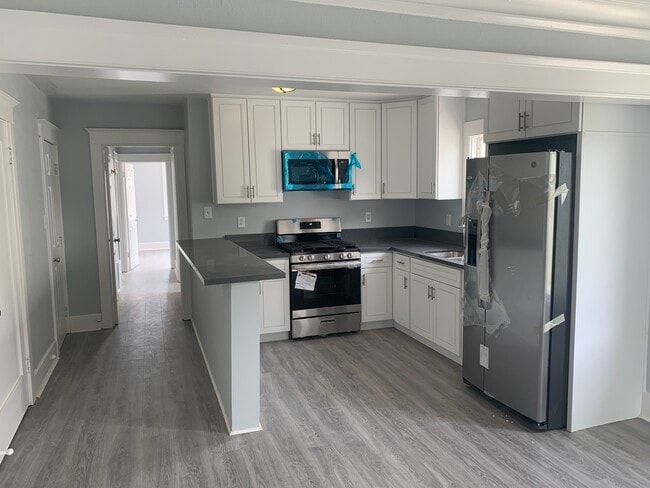 Building Photo - 2221 S Budlong Ave Unit 2221 1/2