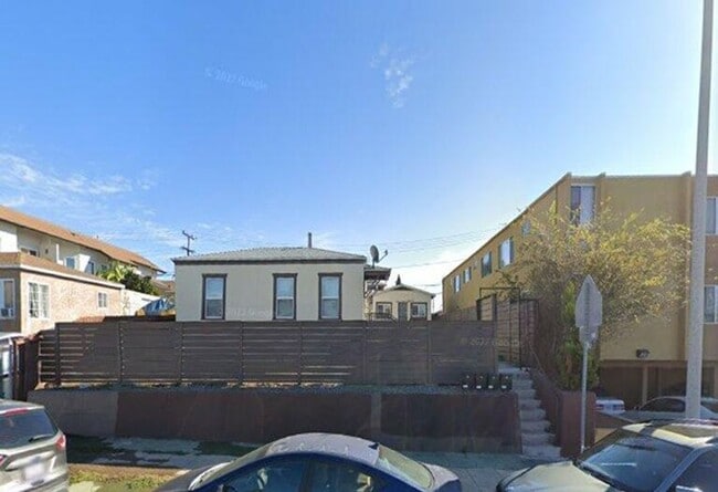 Building Photo - 1 bedroom 1 bath unit on 2nd level Rental