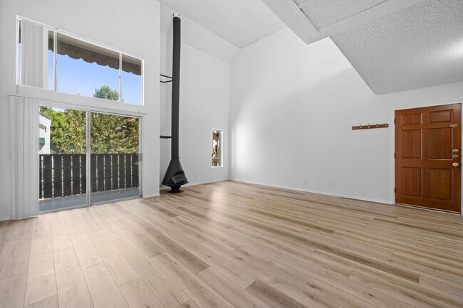 Building Photo - 18645 Hatteras St Unit 271