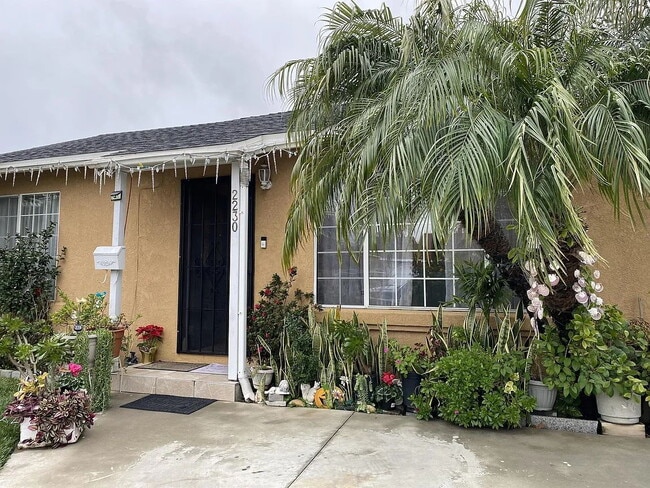 Building Photo - "Charming 1-Bedroom Retreat in Santa Ana β Perfect for Cozy Living!"