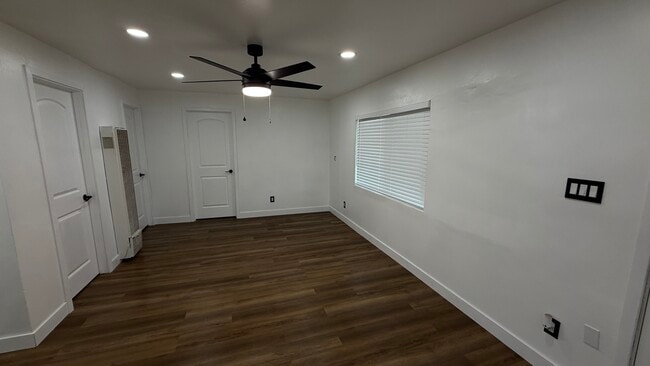 Photo - 6506 Regent St