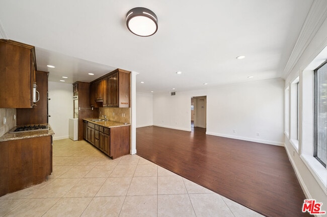 Photo - 133 N Swall Dr Unit 102