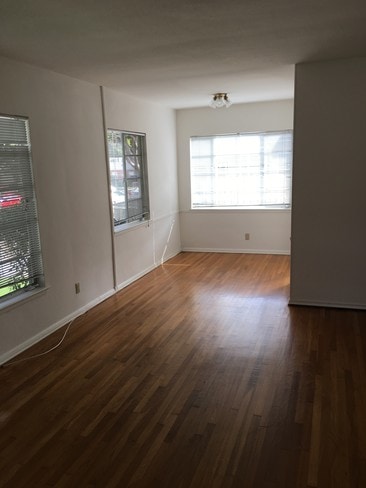 Building Photo - 2407 Oak St Unit 1
