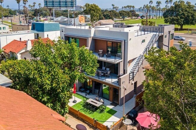 Photo - 823 Island Ct