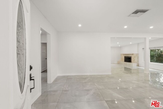 Photo - 6660 Balcom Ave