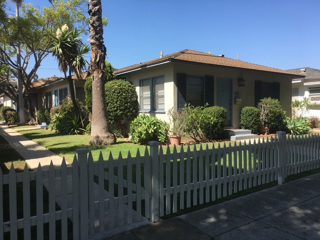 2411 Oak Street, Clover Park, Santa Monica! - 2411 Oak St Unit B