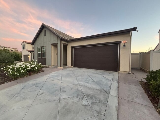 4-Bedroom Home with Community Amenities & ... - 4-Bedroom Home with Community Amenities & ...