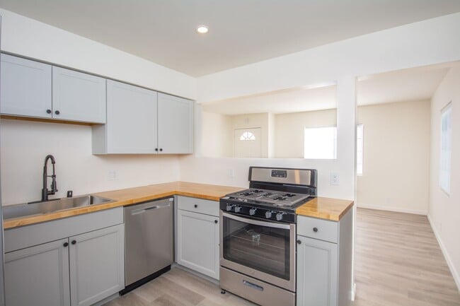 Building Photo - 4BR/2BA Home with Modern Updates/Private Y... Unit 731