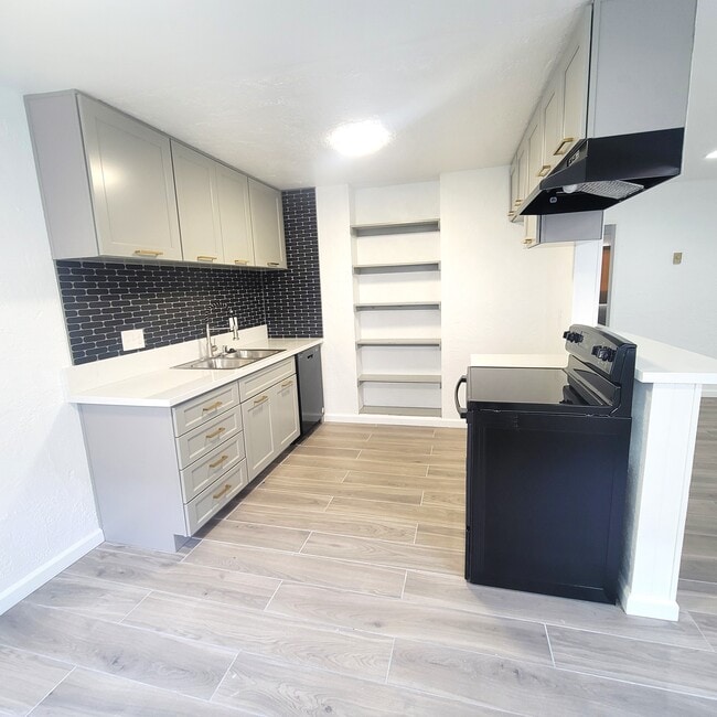 Building Photo - 3901 Green Ave Unit B