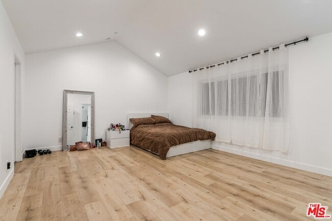 Photo - 20318 Blythe St